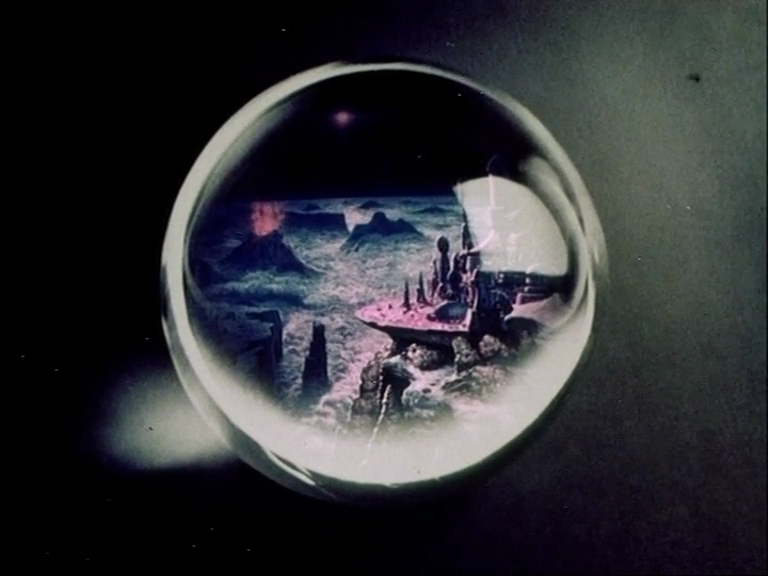 Ein Filmstill: Eine Welt im Nebel in einer Kristallkugel